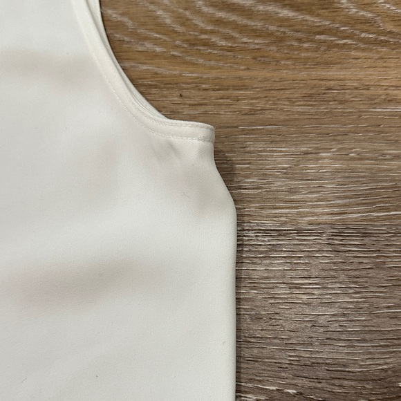 Like New! Babaton White Sleeveless Blouse - Picture 8 of 10